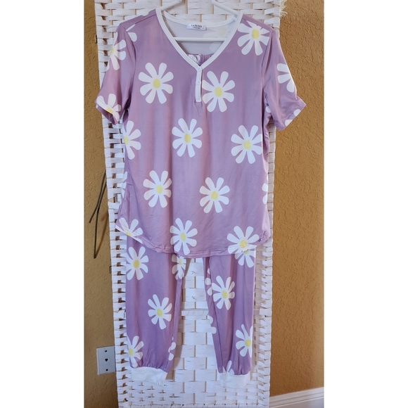 New Womem's Pajama Set Top & Pants Lilac w/ White Daisies Size M - Picture 1 of 5